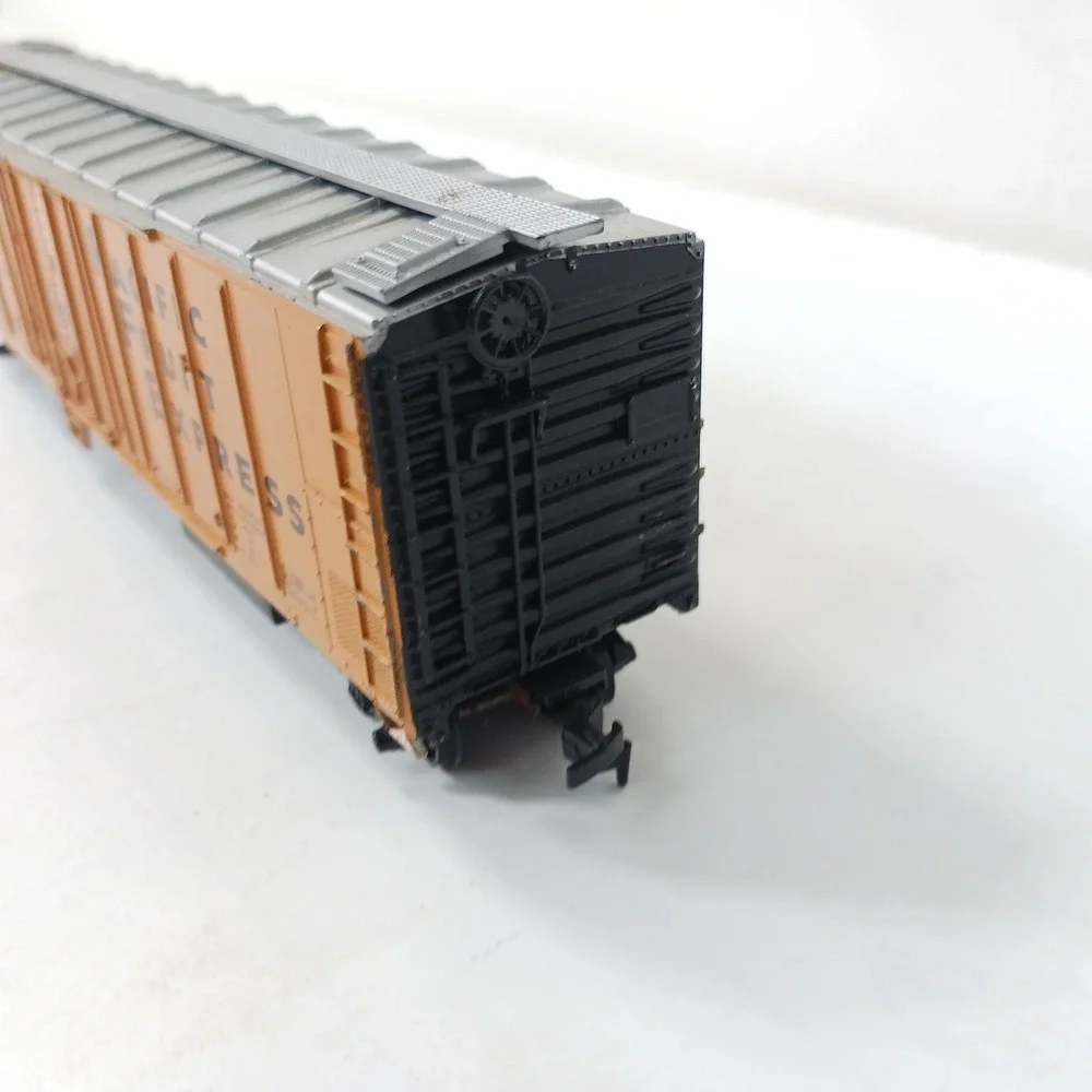 Pacific Fruit Express PFE 301527 HO Scale Refrigerator Car Orange SP UP